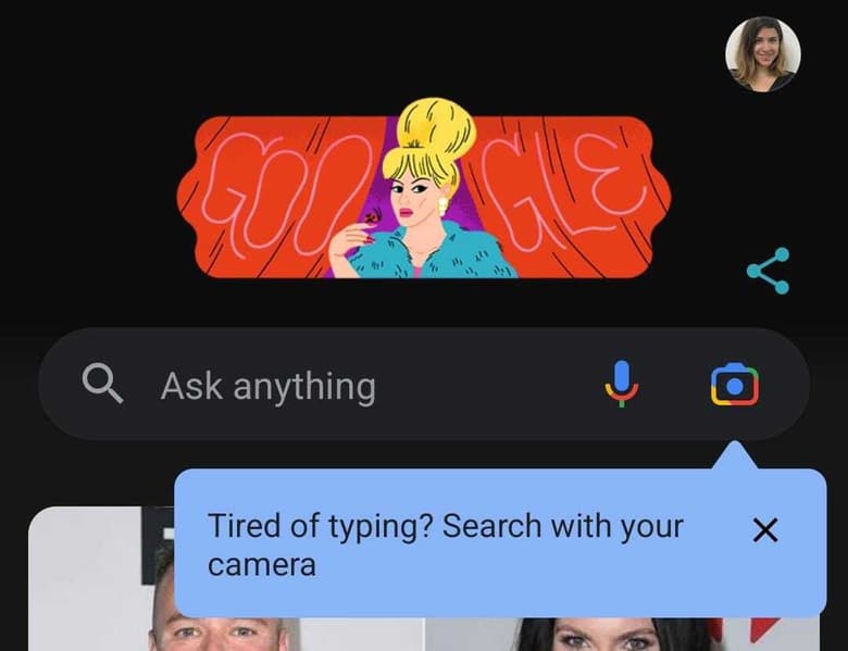 建议视觉搜索的移动 Google 主页屏幕截图。