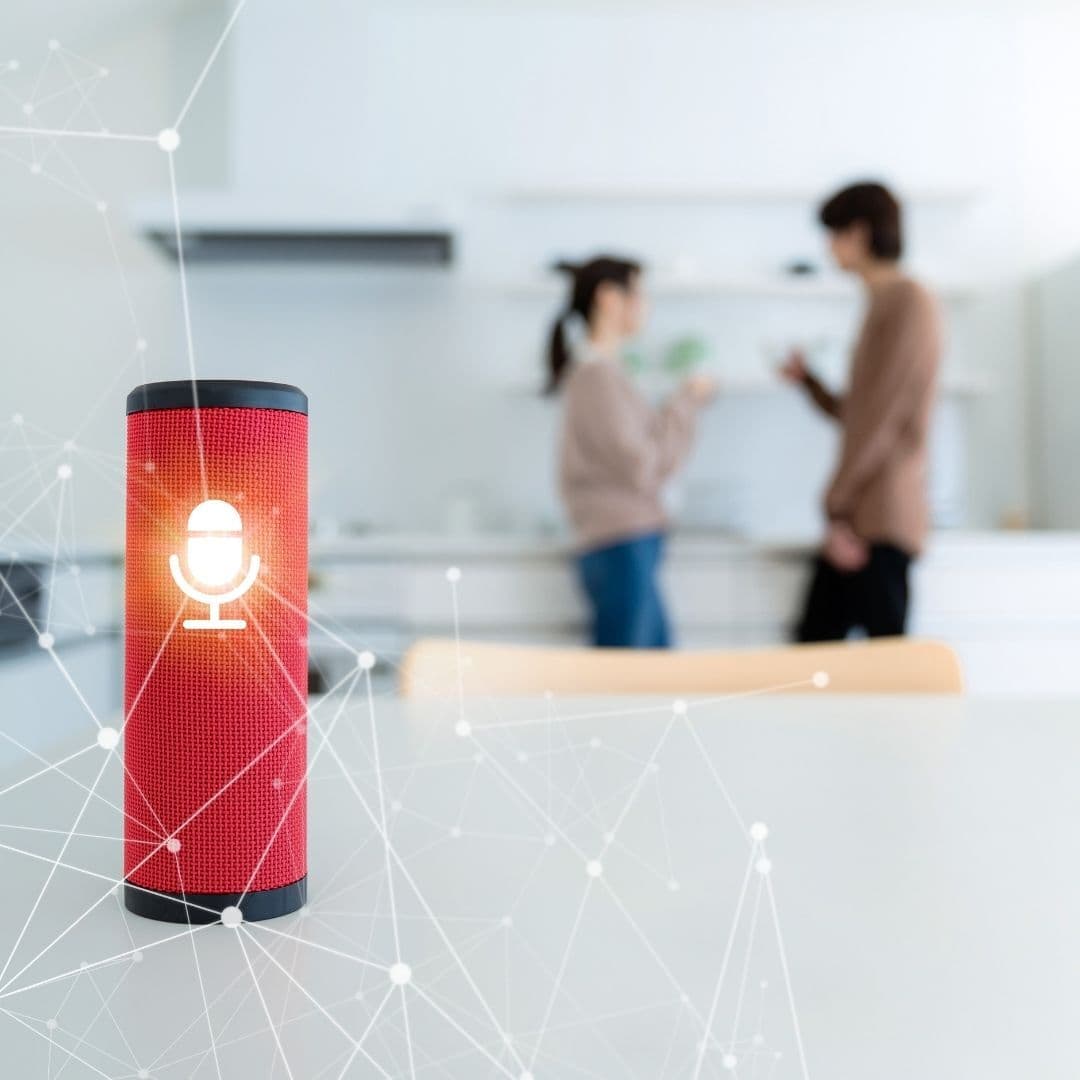 智能扬声器点亮以收听语音提示的照片。